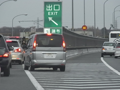 調布インターチェンジの出口渋滞へ割り込むクルマ　セレナ